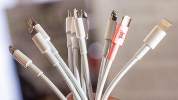 Kablujący kabel - wygląda jak zwykły przewód Lightning, lecz szpieguje
