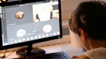 12 godzin przed komputerem i kłopoty ze snem - badania pokazują, jak żyją dziś nastolatki