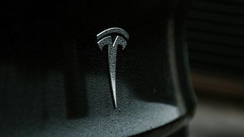 Nastolatek zhakował 20 Tesli, dalej ma do nich dostęp