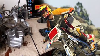 Gra z silnikiem spalinowym na biurku - ten youtuber chce czuć realizm