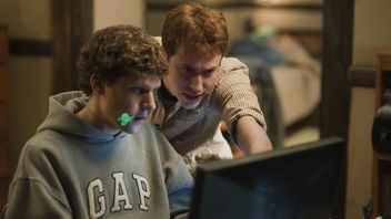 Producent The Social Network rzucał laptopami w swoich pracowników