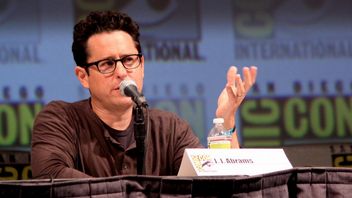 Warner Bros. ma problem z J.J. Abramsem