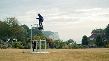 Wynalazca latającej deski spadł ze swojego wynalazku do jeziora