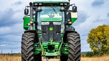 Ekologiczny traktor przyszłości jest napędzany nawozem