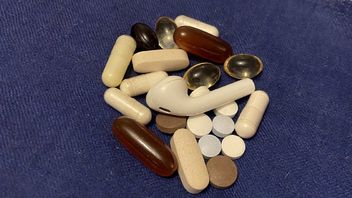 Prezenterka telewizyjna pomyliła AirPodsy z tabletką