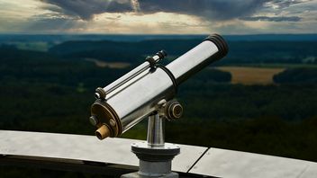 Teleskop za 16 miliardów dolarów vs teleskop za 500 USD