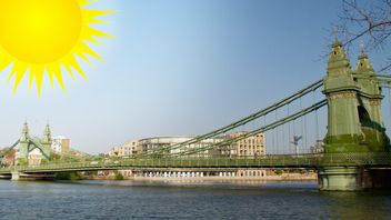 Z powodu upału zawinęli zabytkowy most w folię aluminiową