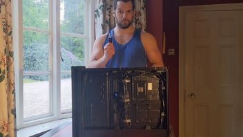 Henry Cavill znowu majstruje przy swoim PC; aktor chwali się zakupem