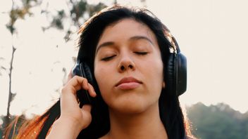 Tysiące godzin bez ładowania - tak działają słuchawki solarne