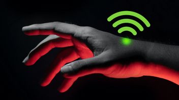 Klucz do auta zawsze przy sobie - właściciel Tesli wszczepił w rękę chip