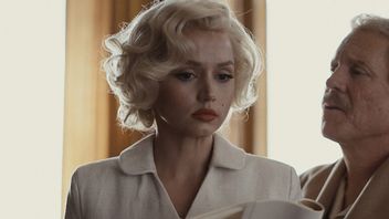 Widzowie Blonde od Netfliksa oburzeni sceną z gadającym płodem w łonie Monroe