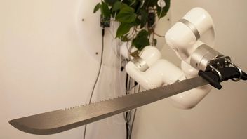 Roślina jako „mózg” robota; zobacz, jak macha maczetą