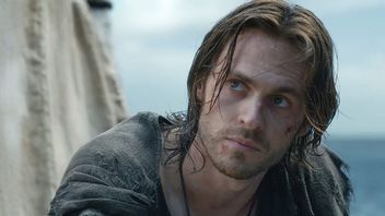 Charlie Vickers z Pierścieni Władzy chciałby zagrać przeciwnika Batmana