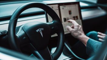 Stracił kierownicę w trakcie jazdy, Tesla z groźną awarią