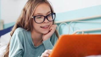 Laptopy dla czwartoklasistów wybrane, minister podał sklep i producenta [Aktualizacja]