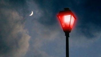 W tym miasteczku latarnie świecą na czerwono. Brzmi jak horror, ale ma sens