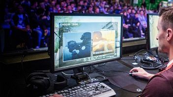 Pasha jedzie na Majora w Paryżu rowerem, by wesprzeć polski zespół