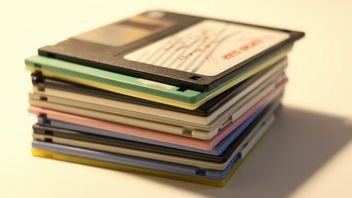 Zamiast SSD i HDD: gracz przechowuje swoje gry Steam na prehistorycznym nośniku