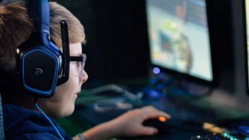 Matka dziwiła się, skąd syn miał pieniądze na tak drogiego laptopa. Odpowiedź ją zaskoczyła