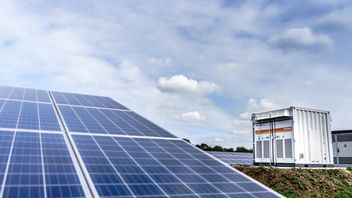 Więcej inwestujemy w energię słoneczną niż w ropę