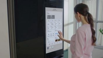 Gigantyczny tablet przyczepiony do lodówki to najnowszy eksperyment Samsunga