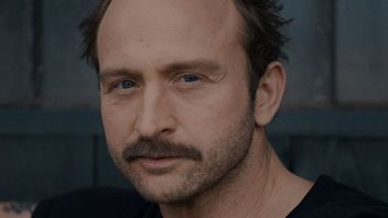 Borys Szyc jako czterdziestoletni playboy w polskim serialu SkyShowtime. Zobacz zwiastun