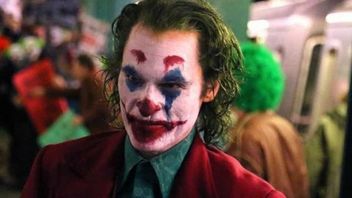 Joaquin Phoenix terroryzuje metro na nowych zdjęciach i filmie z planu Jokera