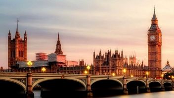 Fan LEGO zbudował zegar, który wygląda niczym gotyckie dzieło sztuki