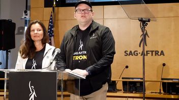 Aktorzy również strajkują i dołączają do scenarzystów. Rozpoczął się historyczny ruch, który zablokuje Hollywood