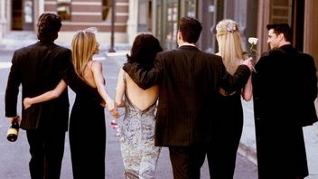 Był taki moment, że kultowy serial komediowy omal nie stracił całej obsady. Zgadnijcie, o co poszło