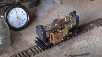 Majsterkowicz stworzył miniaturową lokomotywę zasilaną turbiną parową