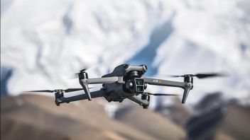 Ten dron DJI oferuje dwie kamery 4K, które potrafią nagrywać jednocześnie