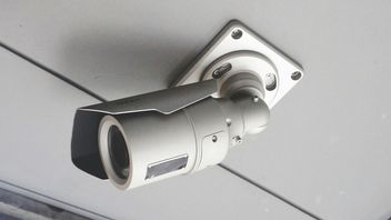 Kamery zintegrowane z domowym oświetleniem brzmią niepraktycznie, ale mogą przestraszyć włamywaczy