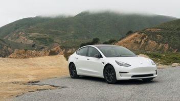 Niemieccy studenci zhakowali Teslę, włączyli płatne funkcje