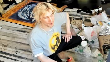 27-letni milioner streamuje zawstydzony, podczas gdy pomoc domowa sprząta jego śmietnik
