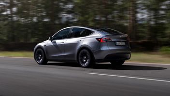 Pęknięta konstrukcja nadwozia niepokoi właściciela auta Tesli; serwis nie widzi zagrożenia