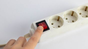 Wyłączanie telewizora przyciskiem z listwy, to zły pomysł - tłumaczymy dlaczego