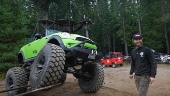 Mini z 46 calowymi kołami. Youtuberzy przerobili brytyjskiego „malucha” na monster trucka