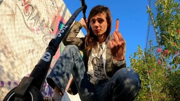 Student zasilił hulajnogę elektryczną za pomocą nietypowych baterii