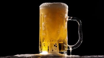 Żabka Nano testuje w pierwszym sklepie nowy automat z alkoholem