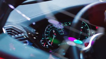 Czy prędkościomierz w aucie się myli? Dlaczego Mapy Google pokazują inną prędkość?