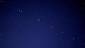 Satelity Starlink przelatują nad Polską; wiemy kiedy je zobaczymy [Aktualizacja]