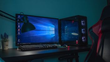 Dziewczyna chce pomóc graczowi i potajemnie czyści jego komputer; przypadkowo wybiera niewłaściwą butelkę