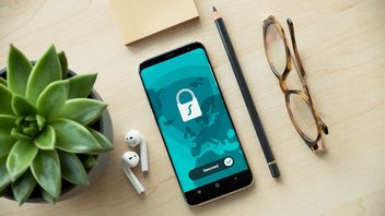 Haker demonstruje na konferencji poświęconej cyberbezpieczeństwu, dlaczego lepiej czasem wyłączyć Bluetooth w iPhonie