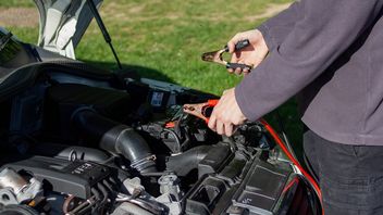 Podłączanie i odłączanie akumulatora - jaka kolejność?