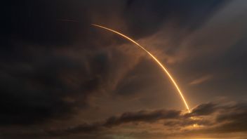 Rakiety SpaceX robią czerwone dziury w atmosferze. Nazywają je „zorzami SpaceX”