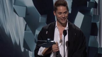 Neil Newbon odgrywający Astariona w Baldur's Gate 3 odbierał nagrodę ze łzami w oczach