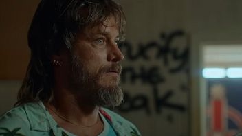 7 lat po odejściu z Wikingów Travis Fimmel powróci na Netflixa. Jego rola w Boy Swallows Universe ponownie przypomina Ragnara