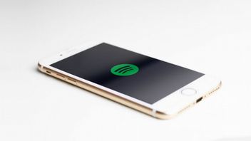 To nie spodoba się Apple. UE chce umożliwić Spotify korzystanie z zewnętrznych płatności na iPhonie