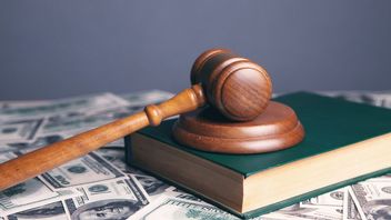 Zwolniony pracownik mści się na firmie, powodując duże szkody; wykorzystuje do tego służbowy laptop